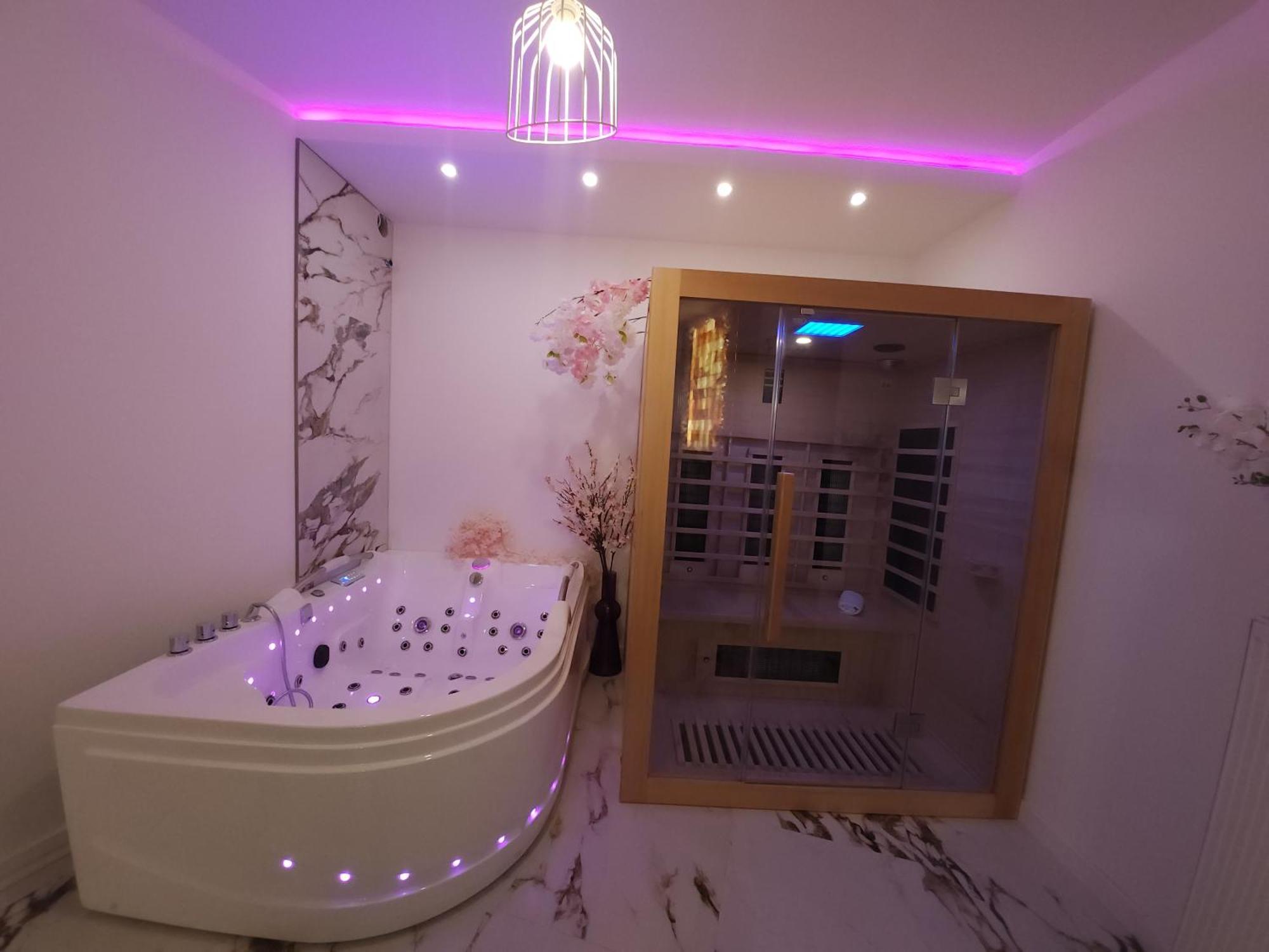 New In Gdansk! Red Room In The Heart Of Gdansk - Bdsm - With A Luxury Jacuzzi And Access To A Sauna Zewnętrze zdjęcie