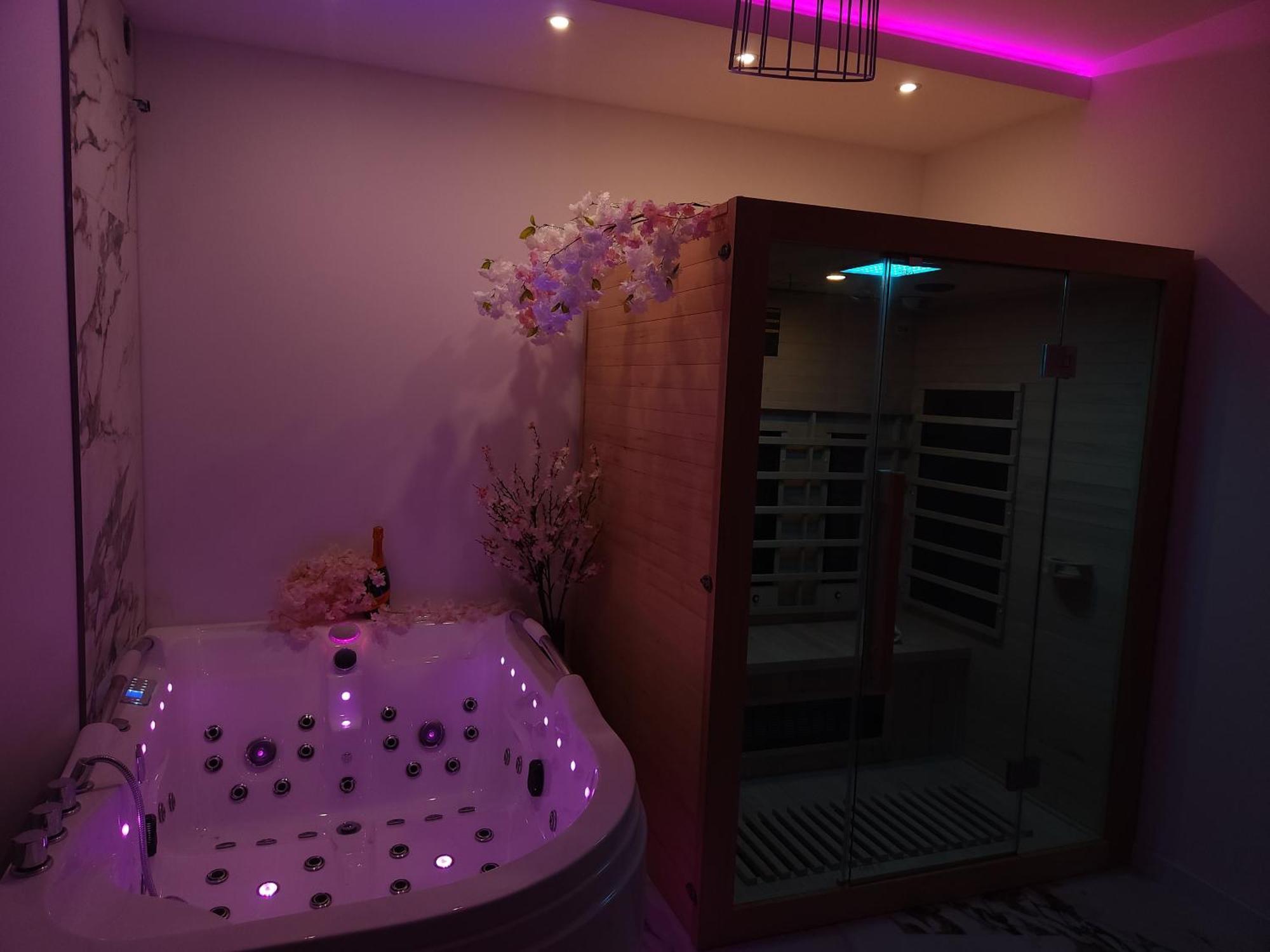 New In Gdansk! Red Room In The Heart Of Gdansk - Bdsm - With A Luxury Jacuzzi And Access To A Sauna Zewnętrze zdjęcie
